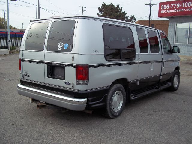 Ford Econoline 2001 photo 2