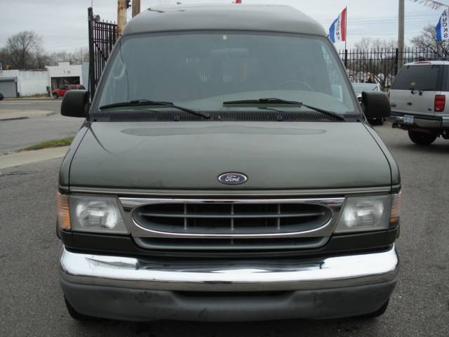 Ford Econoline 2002 photo 1