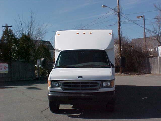 Ford Econoline 2002 photo 1