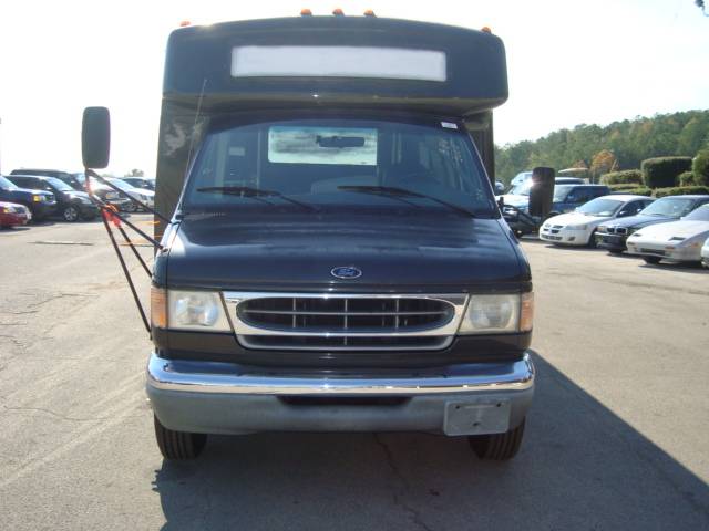 Ford Econoline 2002 photo 2