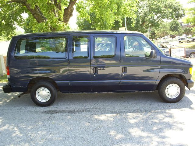 Ford Econoline 2002 photo 1