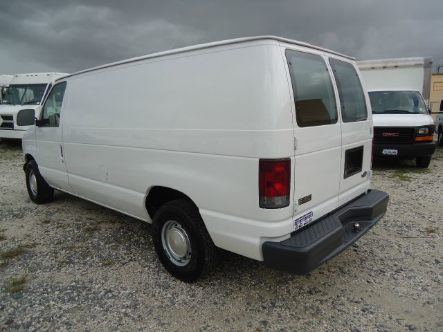 Ford Econoline 2002 photo 2