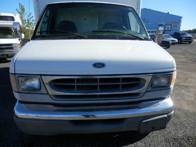 Ford Econoline 2002 photo 1