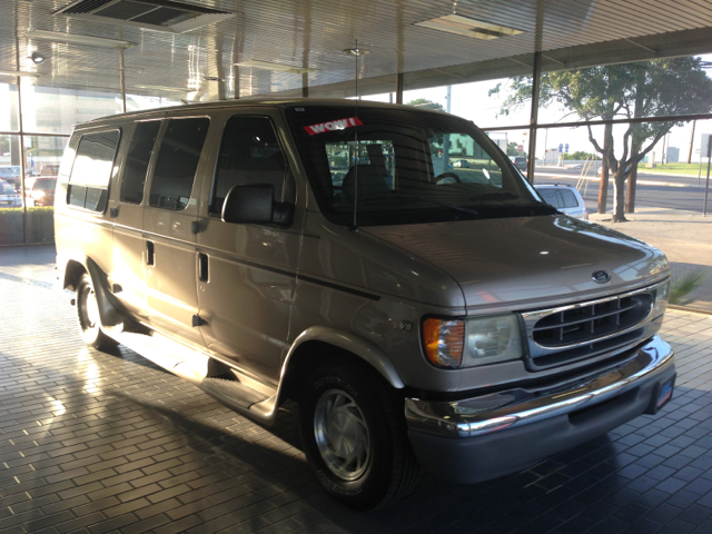 Ford Econoline 2002 photo 1