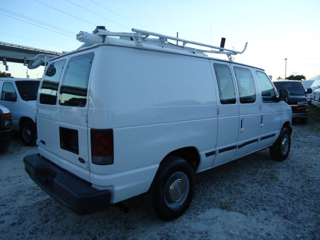 Ford Econoline 2002 photo 1