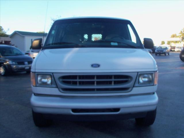 Ford Econoline 2002 photo 2