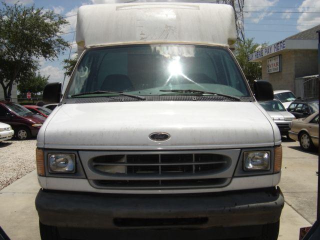 Ford Econoline 2002 photo 1