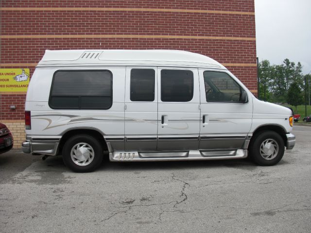 Ford Econoline 2002 photo 2