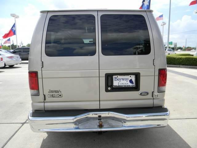 Ford Econoline 2002 photo 1