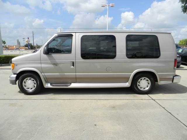 Ford Econoline 2002 photo 2