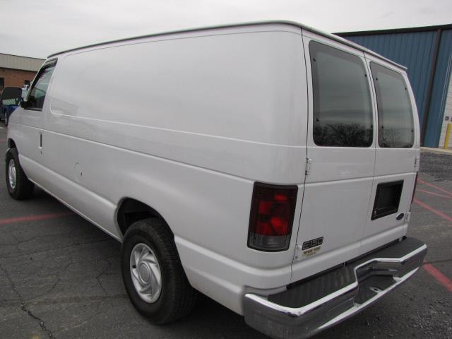 Ford Econoline 2002 photo 2