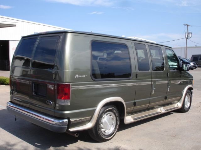 Ford Econoline 2002 photo 1