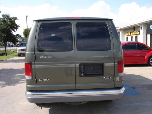 Ford Econoline 2002 photo 2