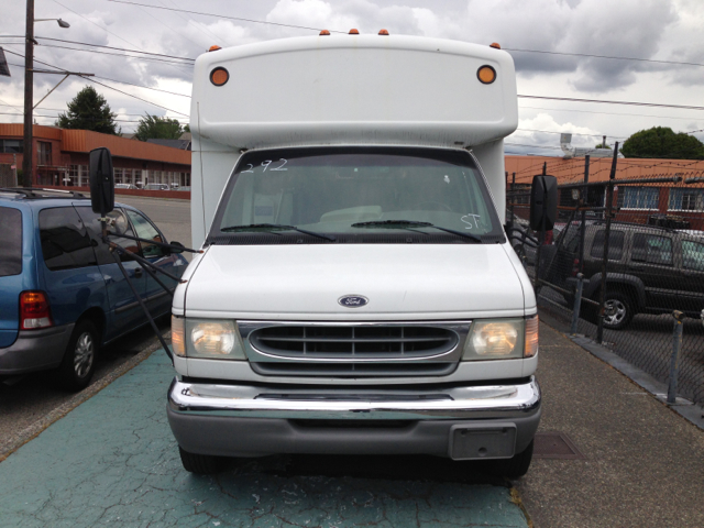 Ford Econoline 2002 photo 2