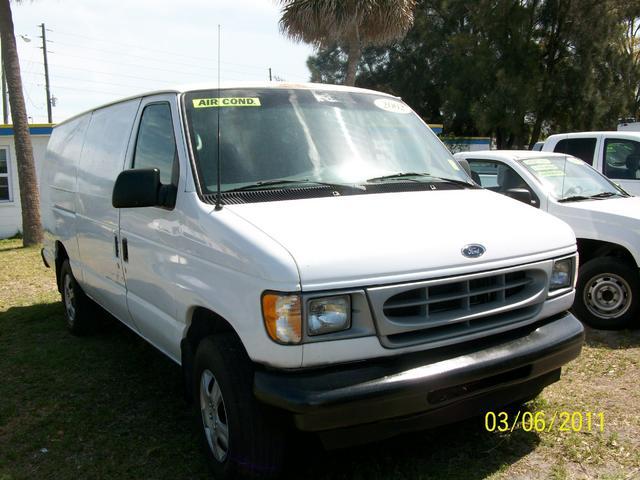 Ford Econoline 2002 photo 2