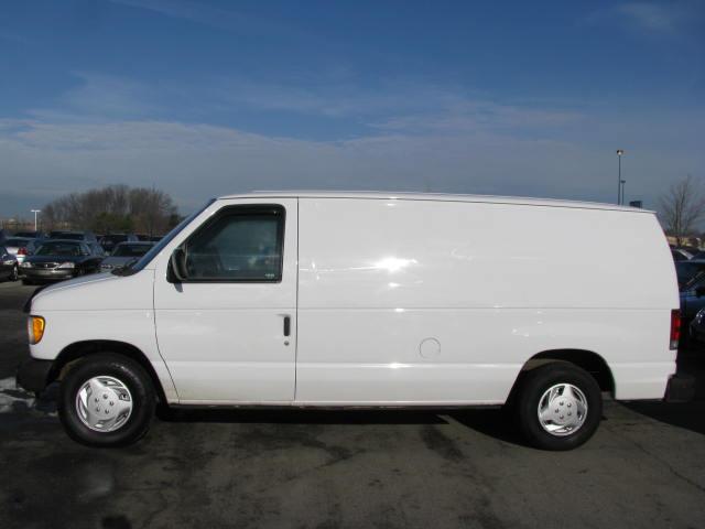 Ford Econoline 2002 photo 1