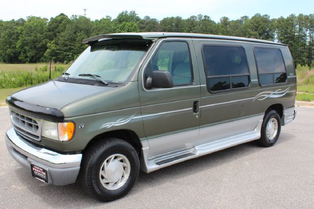 Ford Econoline 2002 photo 2