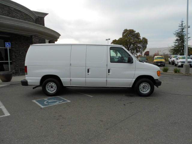 Ford Econoline 2003 photo 1