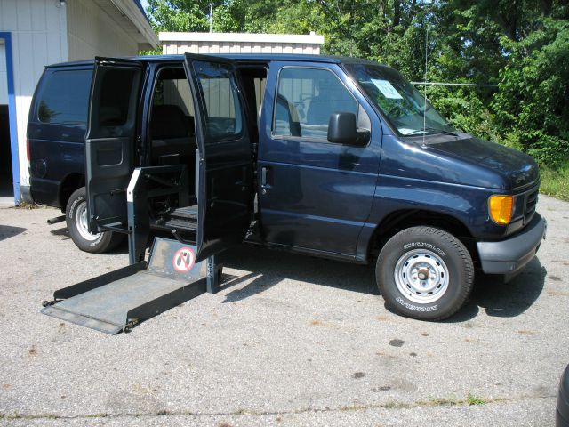 Ford Econoline 2003 photo 2