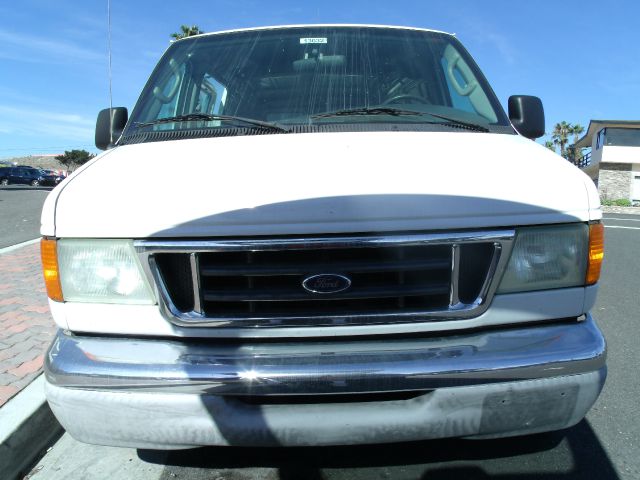 Ford Econoline 2003 photo 1