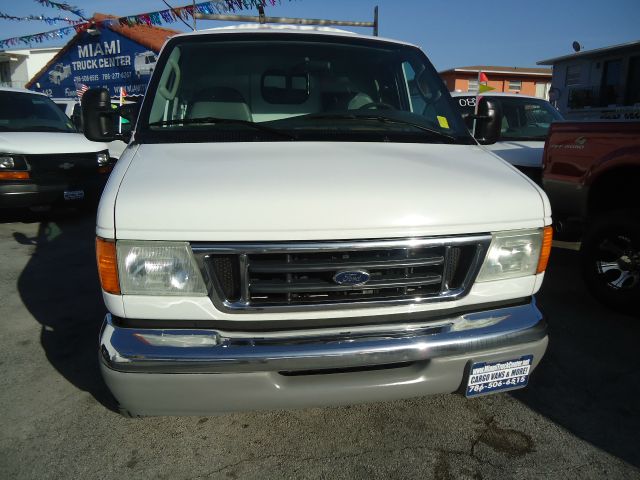 Ford Econoline 2003 photo 1