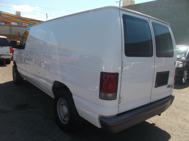 Ford Econoline 2004 photo 2