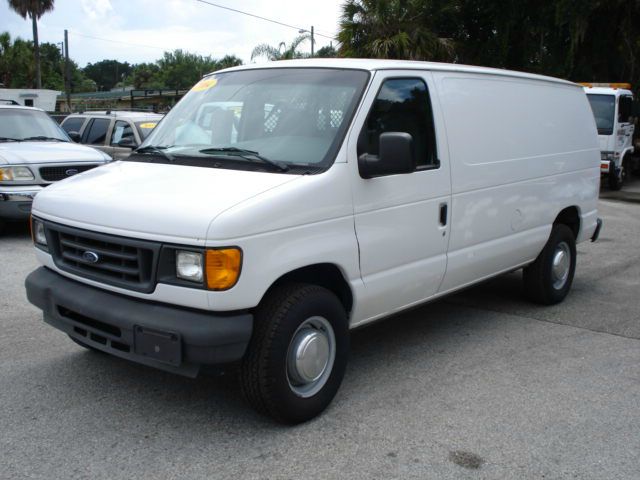 Ford Econoline 2004 photo 1