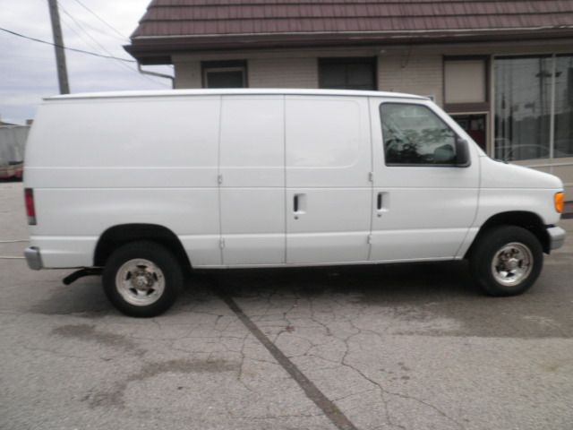 Ford Econoline 2004 photo 11