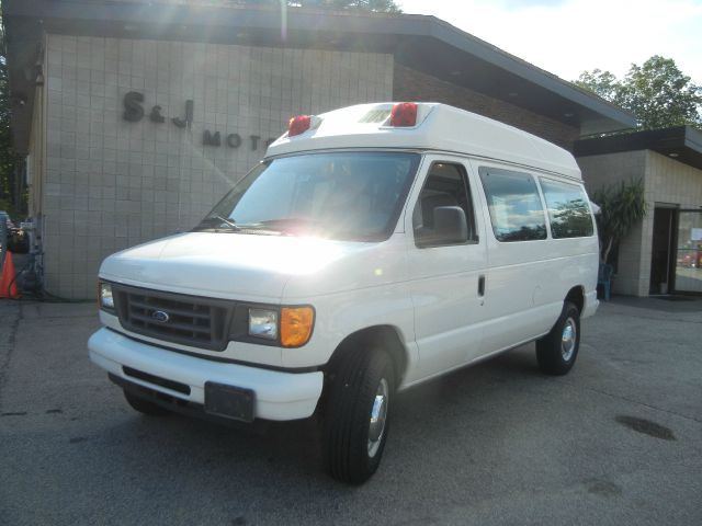 Ford Econoline 2004 photo 1