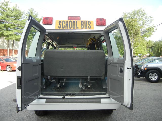 Ford Econoline 2004 photo 2