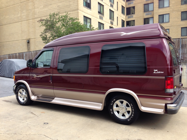 Ford Econoline 2004 photo 1