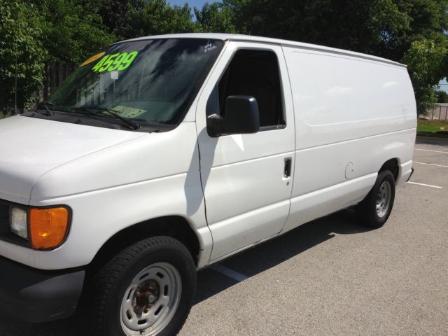 Ford Econoline 2004 photo 2