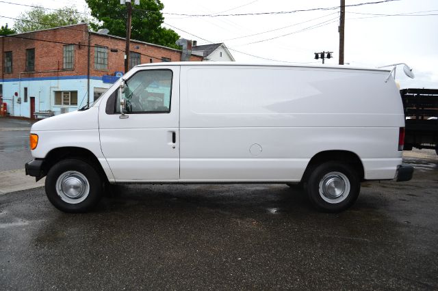 Ford Econoline 2004 photo 2