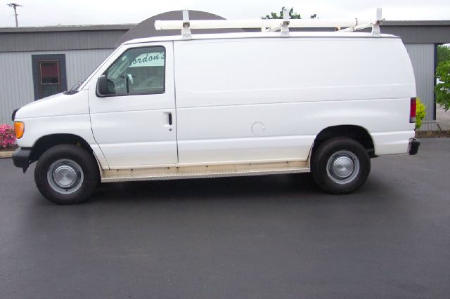 Ford Econoline 2004 photo 11