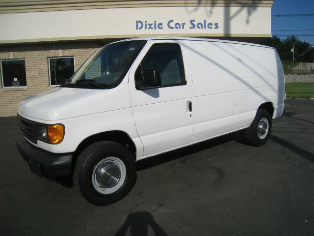 Ford Econoline 2004 photo 13