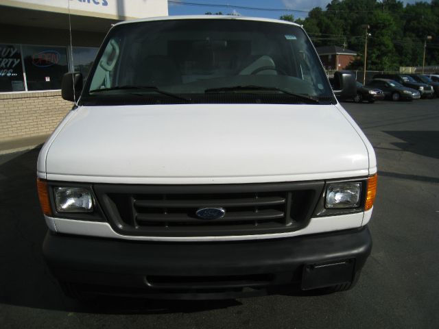 Ford Econoline 2004 photo 2