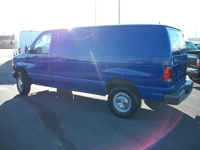 Ford Econoline 2004 photo 2