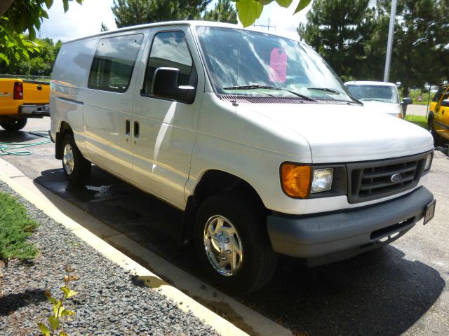 Ford Econoline 2004 photo 1