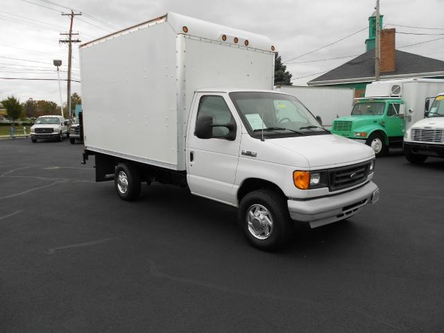 Ford Econoline 4-doors L-100 Auto 4 Cyl. 2 Passenger Van