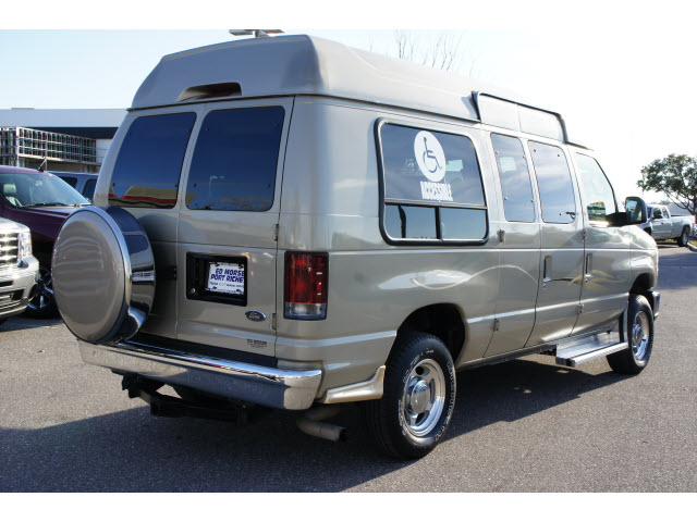 Ford Econoline 2008 photo 2