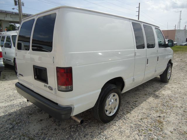 Ford Econoline 2010 photo 3