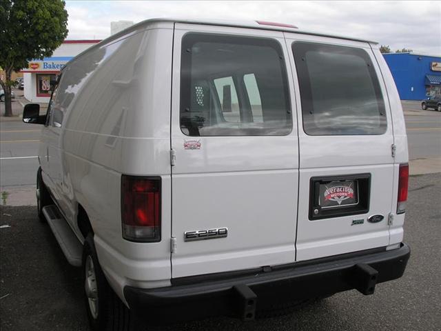 Ford Econoline 2010 photo 2