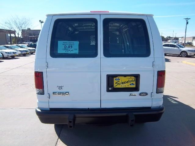 Ford Econoline 2010 photo 3