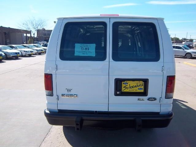 Ford Econoline 2010 photo 2