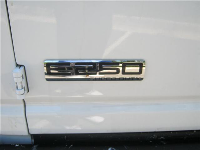 Ford Econoline 2010 photo 2