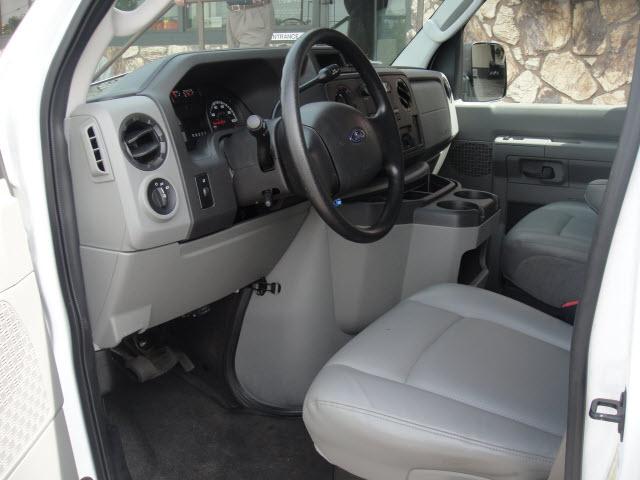 Ford Econoline 2010 photo 3