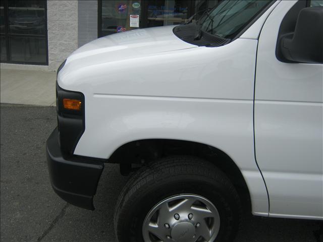 Ford Econoline 2010 photo 2