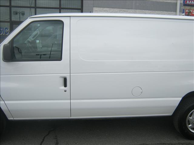 Ford Econoline 2010 photo 3