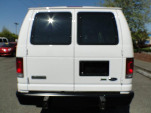 Ford Econoline 2010 photo 2