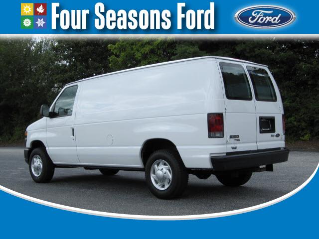 Ford Econoline 2011 photo 2